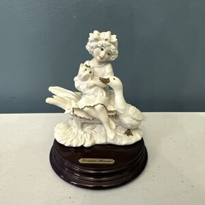 Giuseppe Armani "Close Encounter" 0258-F Collectible Decor Ceramic Figurine